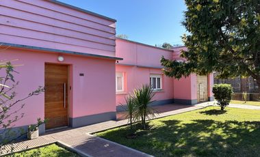 ¿Estás buscando una casa céntrica y acogedora con todos los servicios en Roque Pérez?