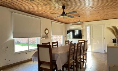 ¿Estás buscando una casa céntrica y acogedora con todos los servicios en Roque Pérez?