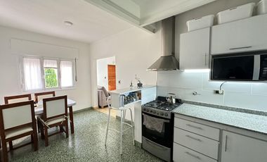 ¿Estás buscando una casa céntrica y acogedora con todos los servicios en Roque Pérez?