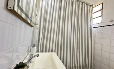 ¿Estás buscando una casa céntrica y acogedora con todos los servicios en Roque Pérez?