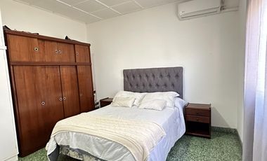 ¿Estás buscando una casa céntrica y acogedora con todos los servicios en Roque Pérez?