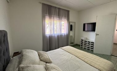 ¿Estás buscando una casa céntrica y acogedora con todos los servicios en Roque Pérez?