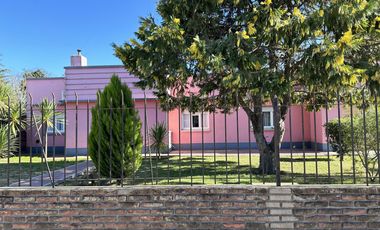 ¿Estás buscando una casa céntrica y acogedora con todos los servicios en Roque Pérez?