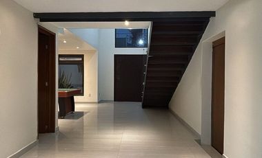 Casa en RENTA de diseño moderno con Alberca techada