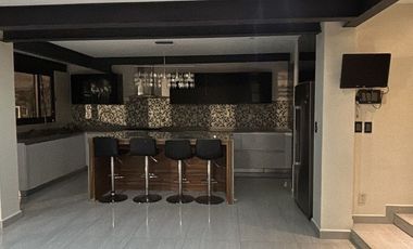 Casa en RENTA de diseño moderno con Alberca techada