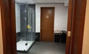 Casa en RENTA de diseño moderno con Alberca techada