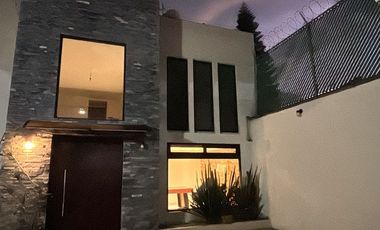 Casa en RENTA de diseño moderno con Alberca techada