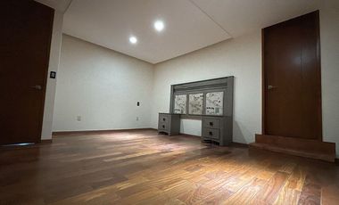 Casa en RENTA de diseño moderno con Alberca techada