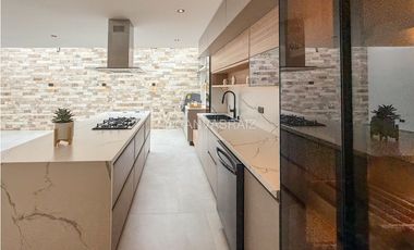 CASA EN UNIDAD CERRADA EN LLANOGRANDE