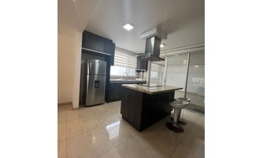 En venta hermosa casa 4 habitaciones urb. Altos de Manta Beach