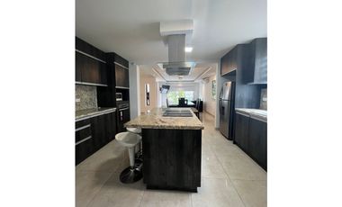 En venta hermosa casa 4 habitaciones urb. Altos de Manta Beach