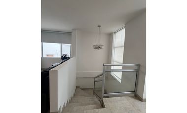 En venta hermosa casa 4 habitaciones urb. Altos de Manta Beach