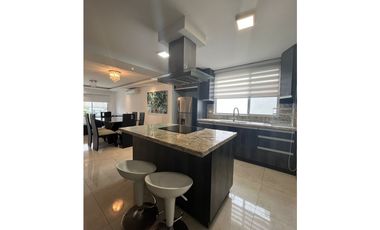 En venta hermosa casa 4 habitaciones urb. Altos de Manta Beach