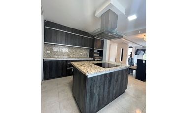 En venta hermosa casa 4 habitaciones urb. Altos de Manta Beach