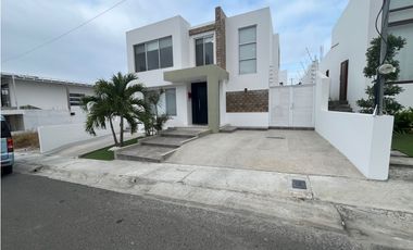 En venta hermosa casa 4 habitaciones urb. Altos de Manta Beach