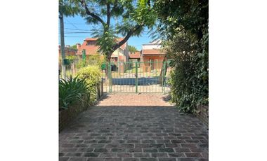 CASA EN BECCAR TRES DORMITORIOS  centro a 4 cuadras estacion