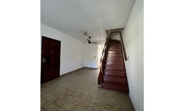 CASA EN BECCAR TRES DORMITORIOS  centro a 4 cuadras estacion