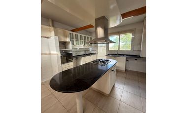 VENDE CASA EN B° LA CAPILLA, VISTALBA, LUJN DE CUYO, MENDOZA.