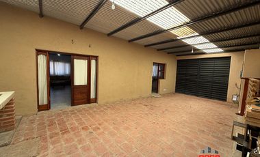 Casa en venta c/ cochera en Humahuaca