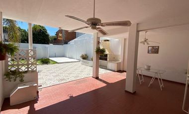 VENTA CASA 3 AMB PARQUE / COCH AP. CRED. -  MERLO