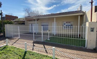 VENTA CASA 3 AMB PARQUE / COCH AP. CRED. -  MERLO