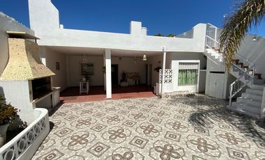 VENTA CASA 3 AMB PARQUE / COCH AP. CRED. -  MERLO