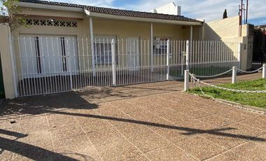 VENTA CASA 3 AMB PARQUE / COCH AP. CRED. -  MERLO