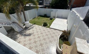 VENTA CASA 3 AMB PARQUE / COCH AP. CRED. -  MERLO