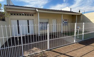 VENTA CASA 3 AMB PARQUE / COCH AP. CRED. -  MERLO
