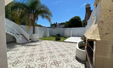 VENTA CASA 3 AMB PARQUE / COCH AP. CRED. -  MERLO