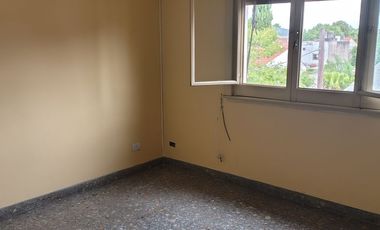 Se Alquila Amplio Depto 2 ambientes en Munro. Cerca Estácion