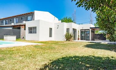 Casa en Funes con jardin y pileta, venta, permuta