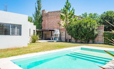 Casa en Funes con jardin y pileta, venta, permuta