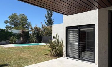 Casa en Funes con jardin y pileta, venta, permuta