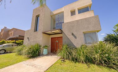 VENTA CASA 5 AMBIENTES  HARAS SANTA MARIA ESCOBAR