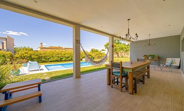 VENTA CASA 5 AMBIENTES  HARAS SANTA MARIA ESCOBAR