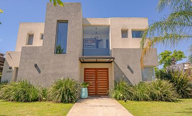 VENTA CASA 5 AMBIENTES  HARAS SANTA MARIA ESCOBAR