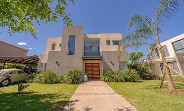 VENTA CASA 5 AMBIENTES  HARAS SANTA MARIA ESCOBAR