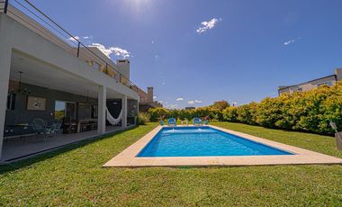 VENTA CASA 5 AMBIENTES  HARAS SANTA MARIA ESCOBAR