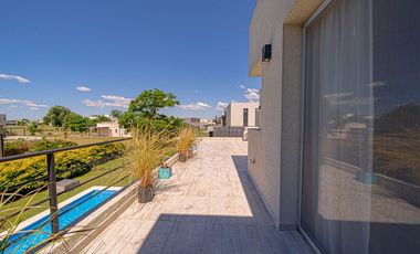 VENTA CASA 5 AMBIENTES  HARAS SANTA MARIA ESCOBAR