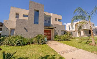 VENTA CASA 5 AMBIENTES  HARAS SANTA MARIA ESCOBAR