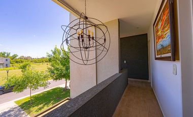 VENTA CASA 5 AMBIENTES  HARAS SANTA MARIA ESCOBAR