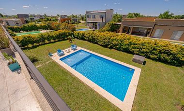 VENTA CASA 5 AMBIENTES  HARAS SANTA MARIA ESCOBAR