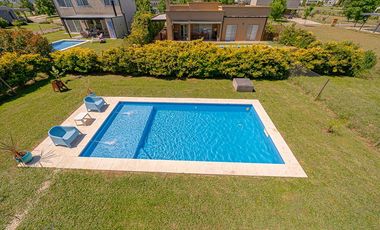 VENTA CASA 5 AMBIENTES  HARAS SANTA MARIA ESCOBAR