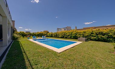 VENTA CASA 5 AMBIENTES  HARAS SANTA MARIA ESCOBAR