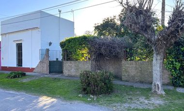 Casa 3 ambientes con pileta en venta en Platanos