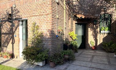 Casa 3 ambientes con pileta en venta en Platanos