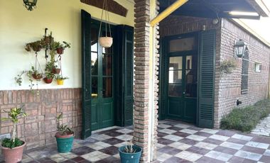 Casa 3 ambientes con pileta en venta en Platanos