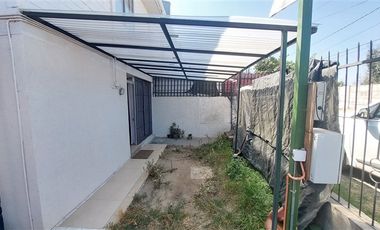 Casa en Venta en Casa en Venta/Arriendo en Canal Beagle, Viña del Mar: 2 Dormitorios, Estacionamiento y Excelente Conectividad
