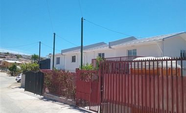 Casa en Venta en Casa en Venta/Arriendo en Canal Beagle, Viña del Mar: 2 Dormitorios, Estacionamiento y Excelente Conectividad
